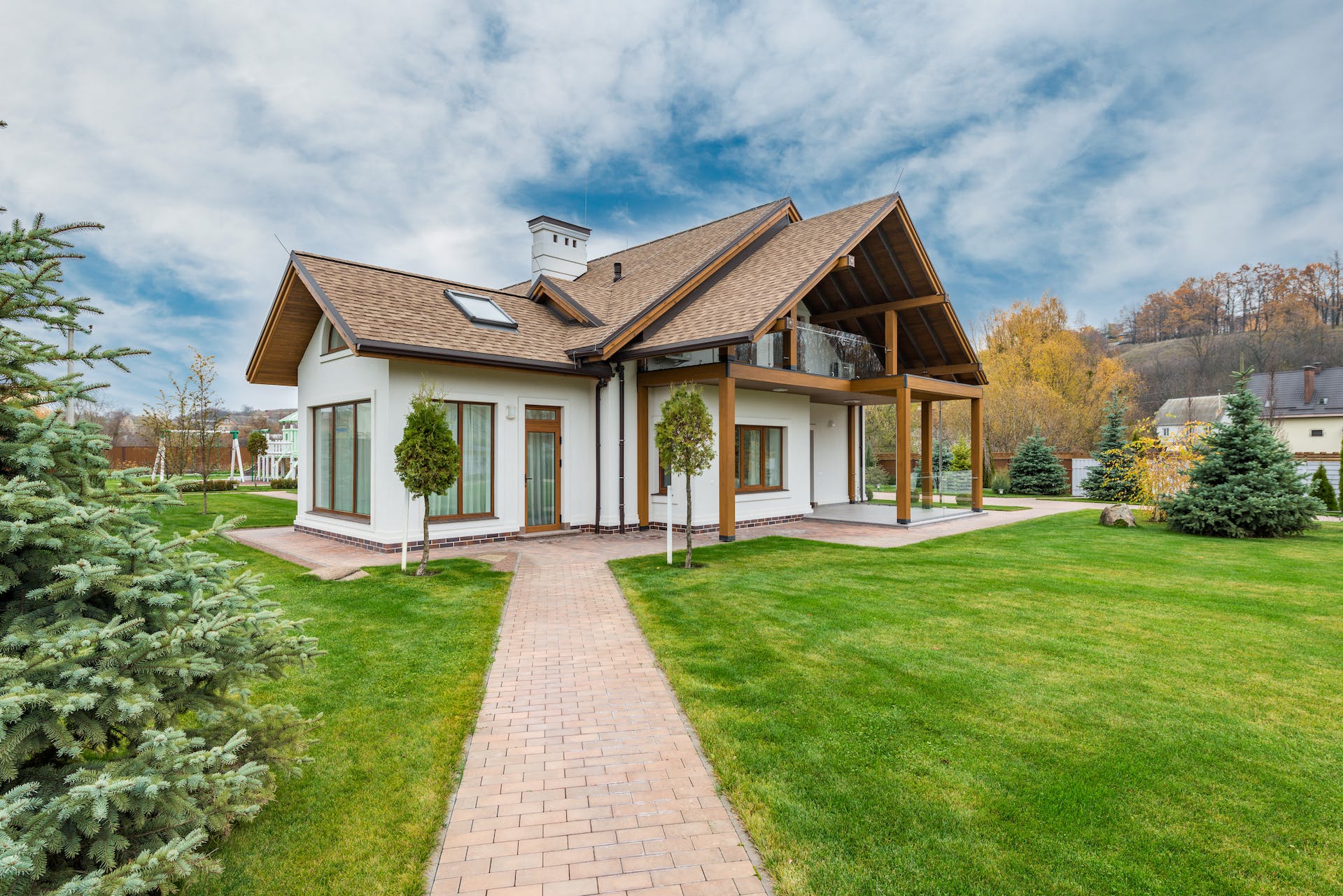 beautiful-home-with-well-kept-lawn