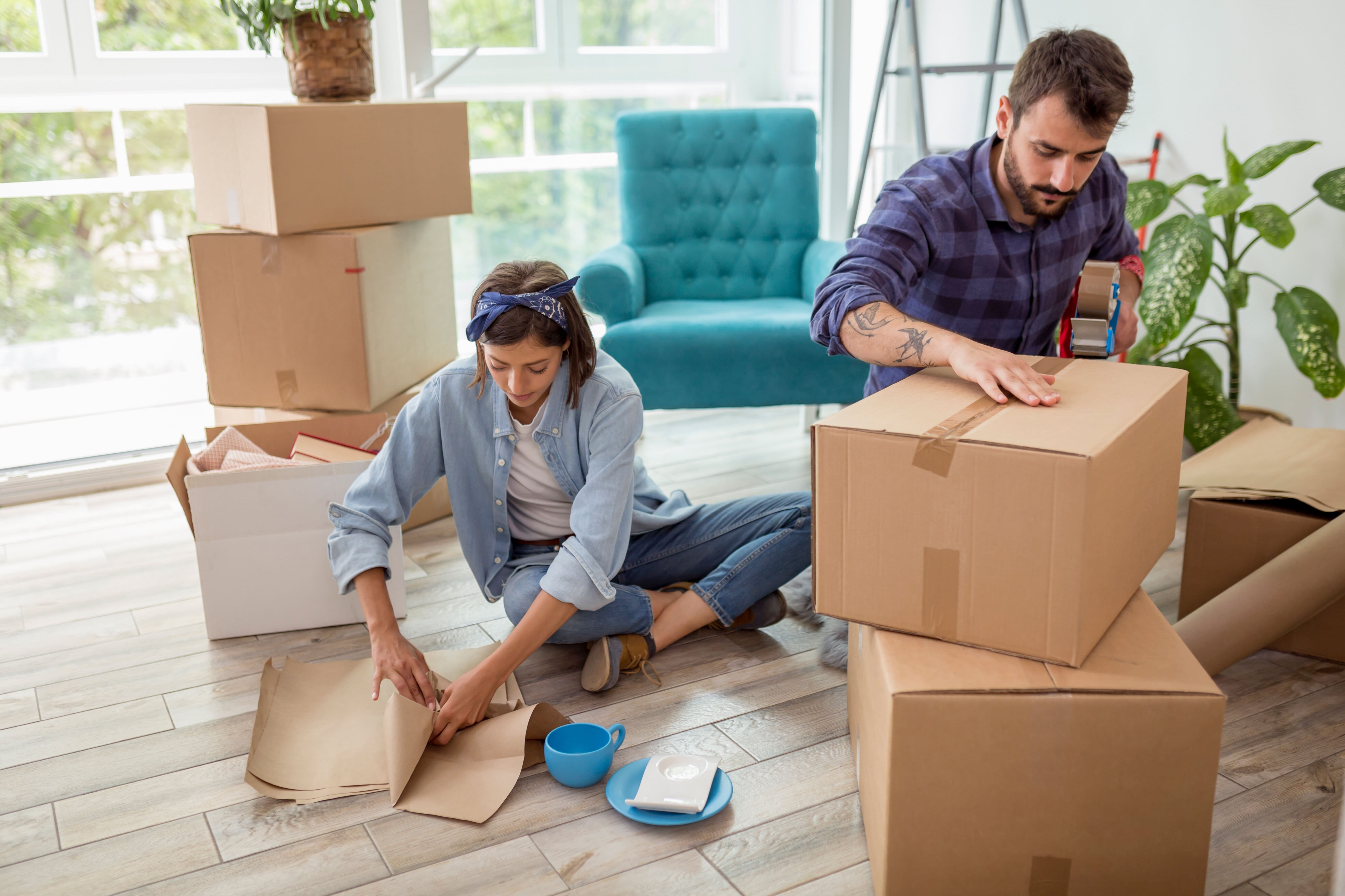 couple-packing-while-moving-house