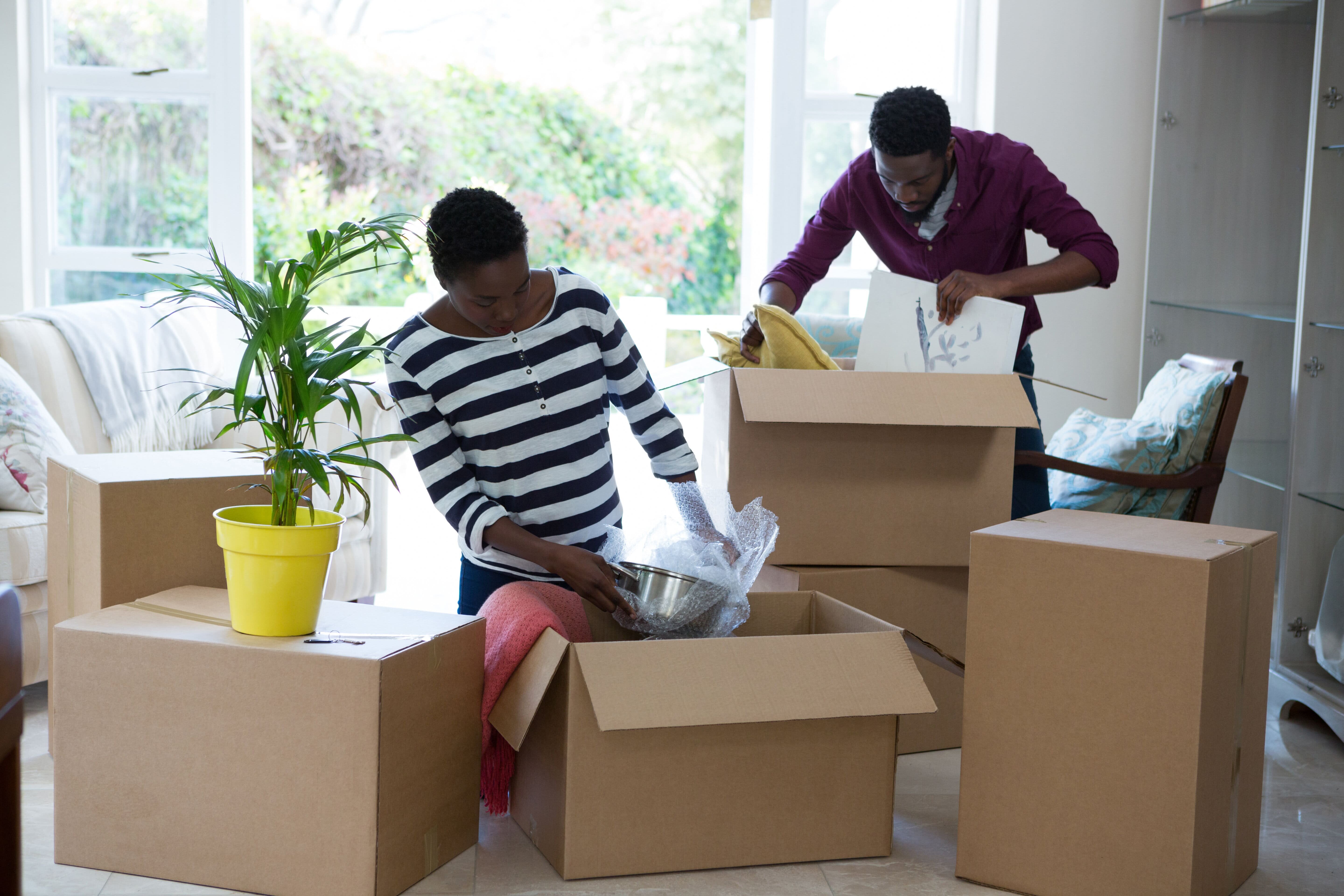 couple-unpacking-boxes